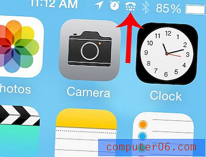 Qual é o ícone com o telefone e os pontos na parte superior da tela do meu iPhone 5?