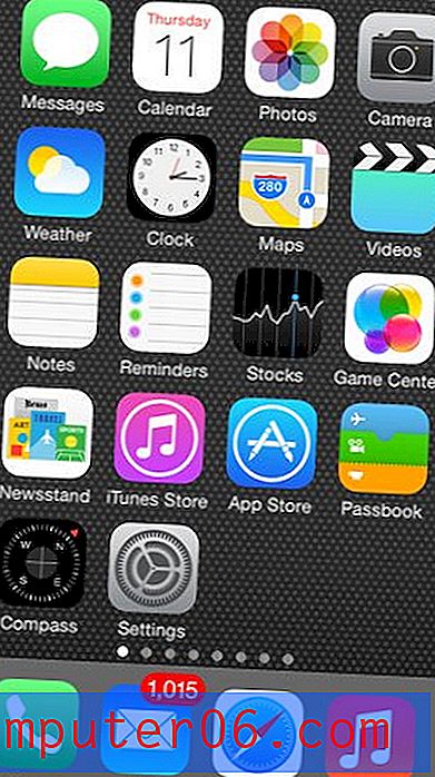 Co znajduje się na domyślnym ekranie głównym telefonu iPhone 5 w systemie iOS 7?
