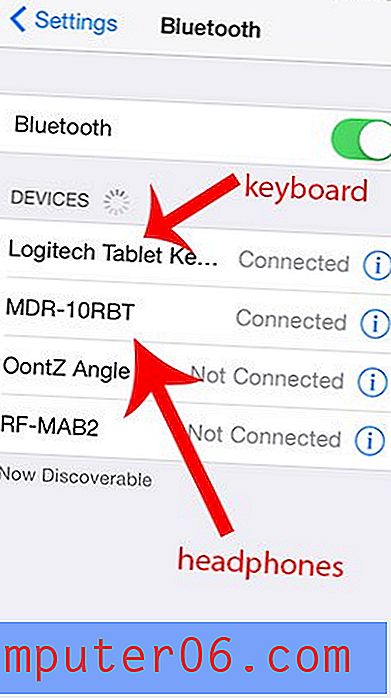 Mohu mít k zařízení iPhone najednou připojena dvě zařízení Bluetooth?