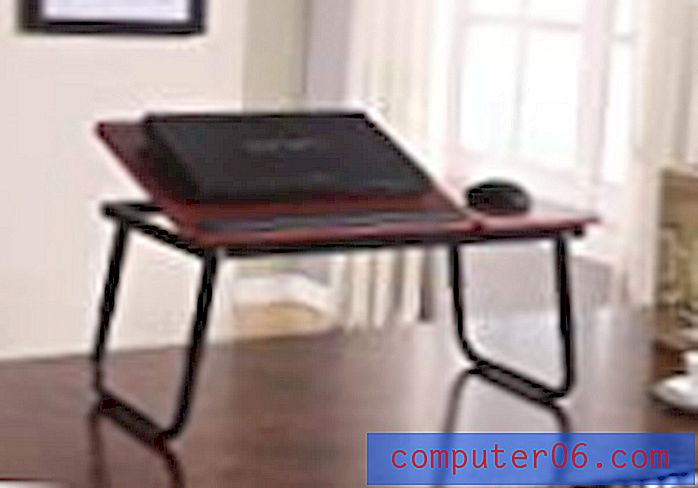 Cómodo escritorio para computadora portátil con teclado y mouse inalámbricos